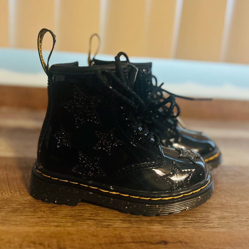 Dr.Martens Toddler 1460 Glitter Star Patent Lace Up Black Boots, Size 7. - Picture 9 of 16